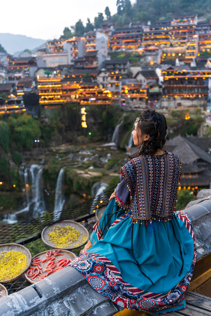 mujer contemplando la ciudad en china