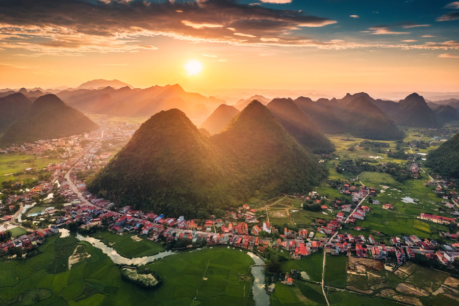 yangshuao paisaje montanoso en china con sol y atardecer