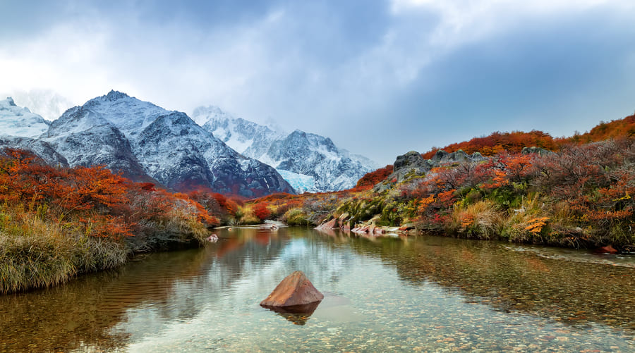 paisaje de yunnan en china, montanas y lago con flores
